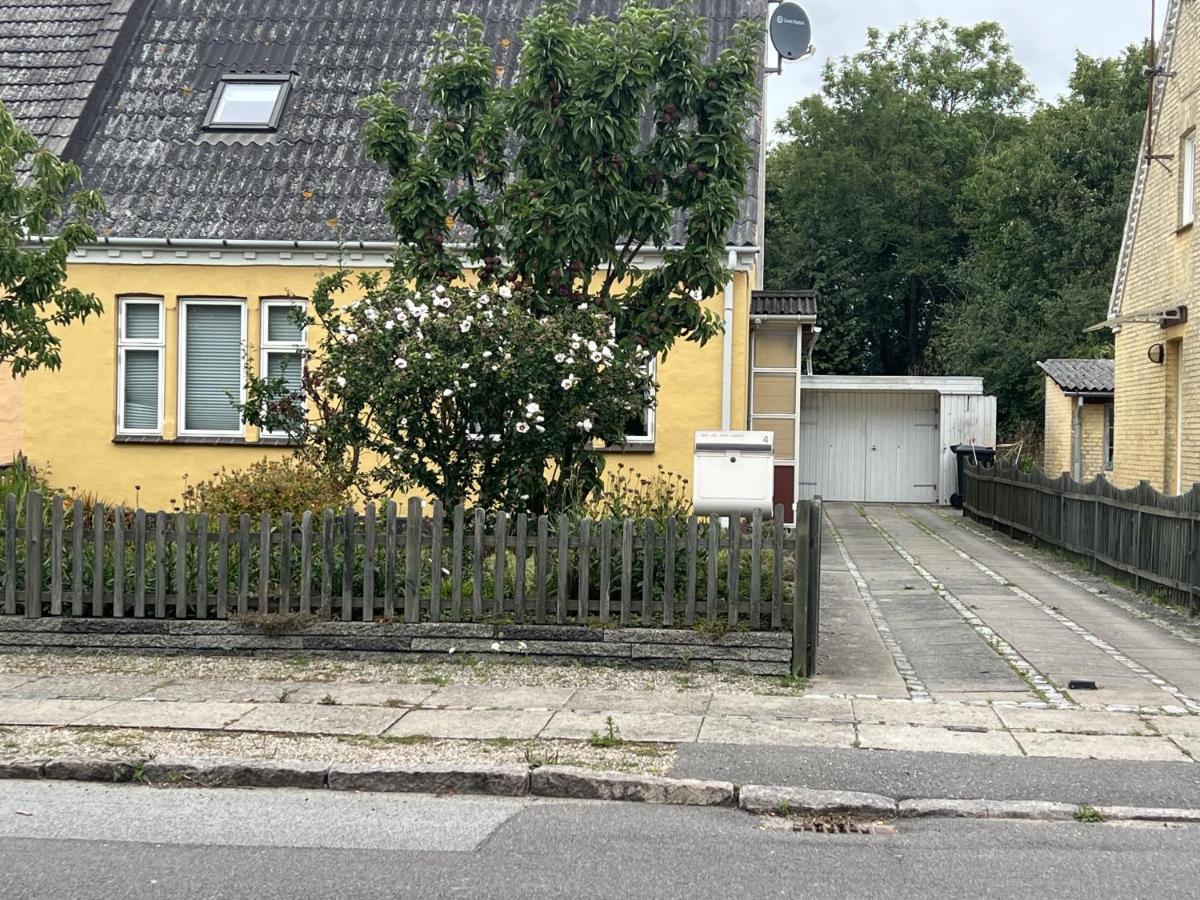 Villa The Yellow House, 5mins Drive, 3br With Free Parking, Fast Fiber Internet Rødby