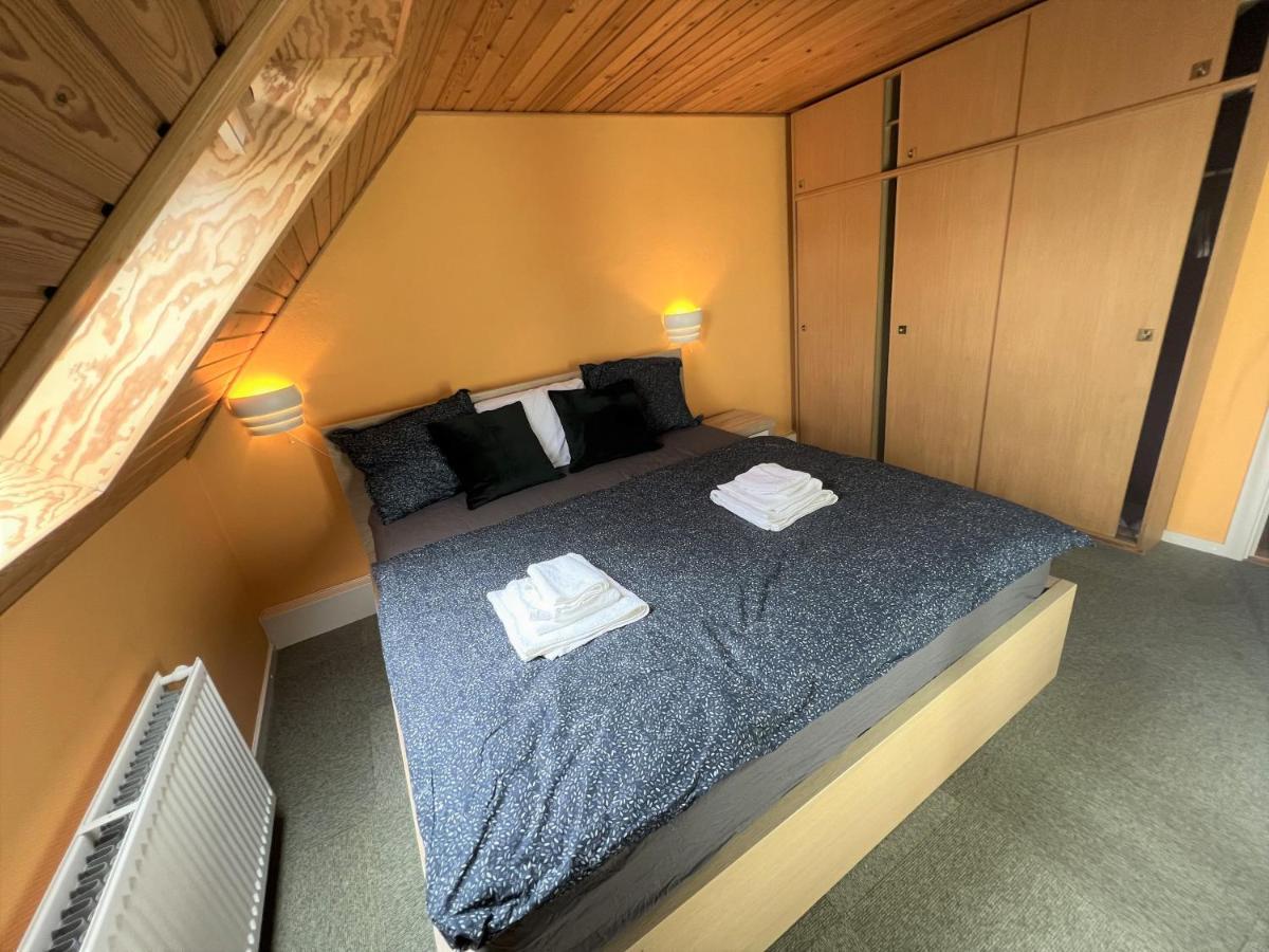 Villa The Yellow House, 5mins Drive, 3br With Free Parking, Fast Fiber Internet *