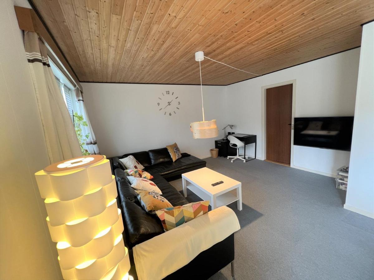 Villa The Yellow House, 5mins Drive, 3br With Free Parking, Fast Fiber Internet *