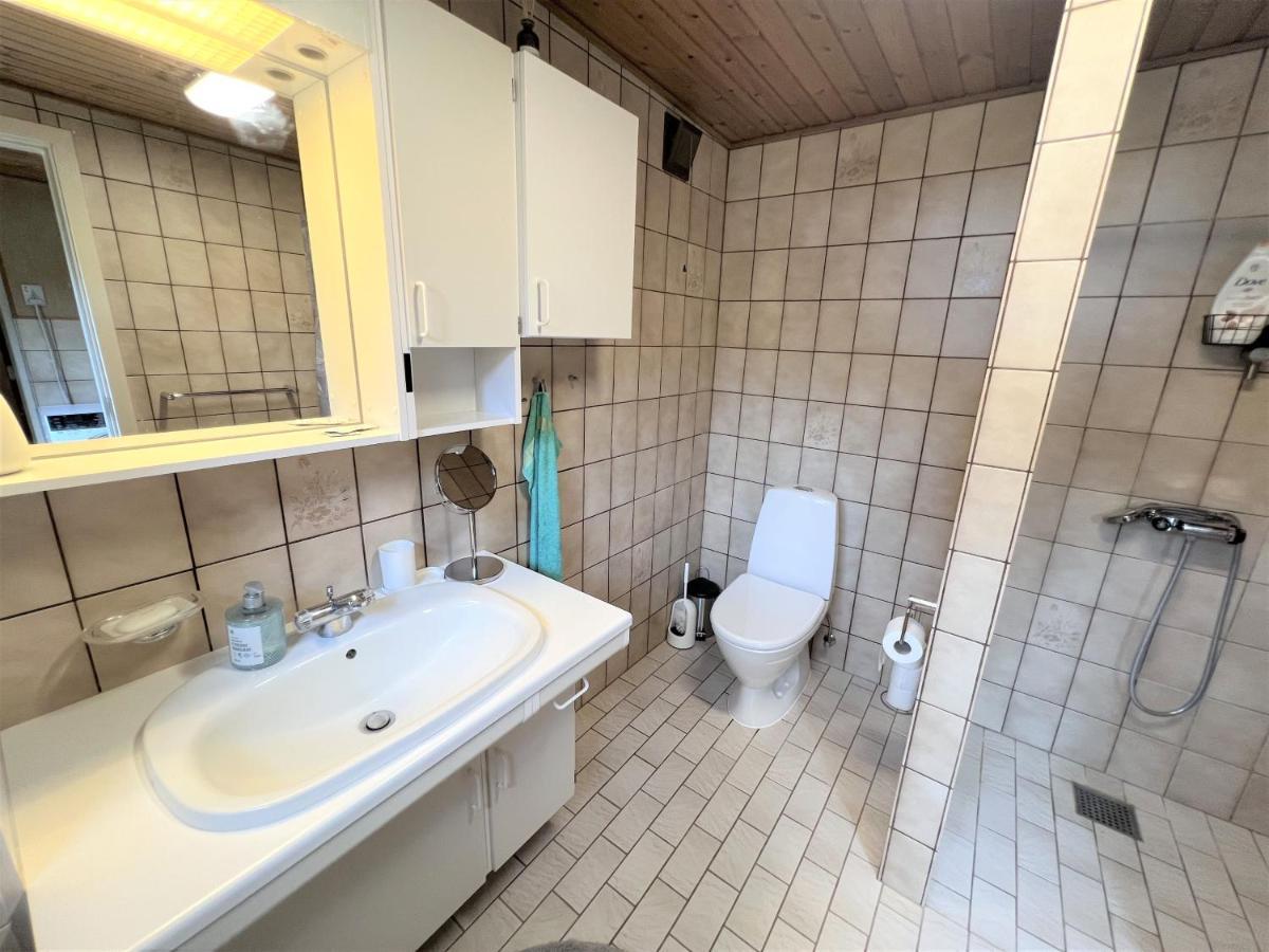 The Yellow House, 5mins Drive, 3br With Free Parking, Fast Fiber Internet Villa