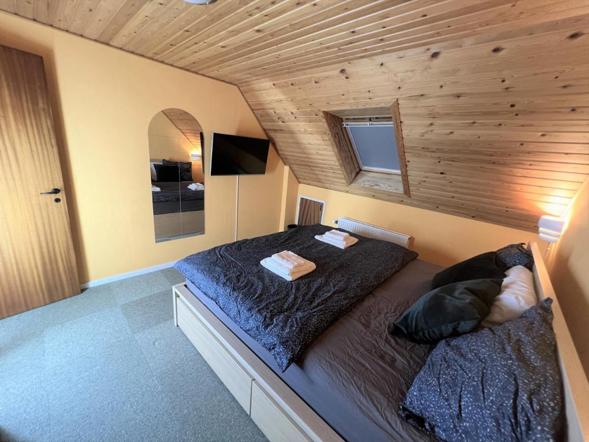 The Yellow House, 5mins Drive, 3br With Free Parking, Fast Fiber Internet Rødby