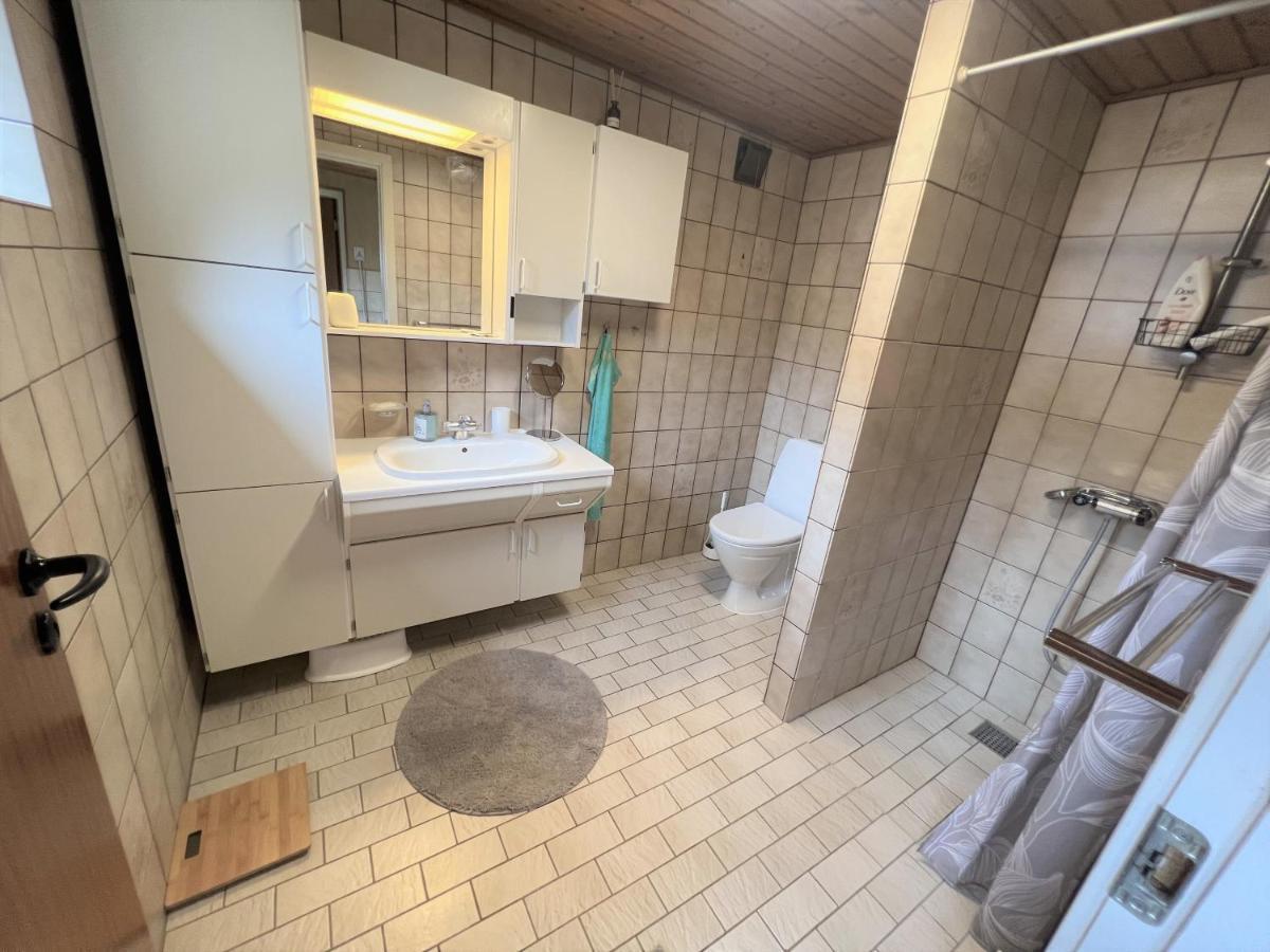 The Yellow House, 5mins Drive, 3br With Free Parking, Fast Fiber Internet *