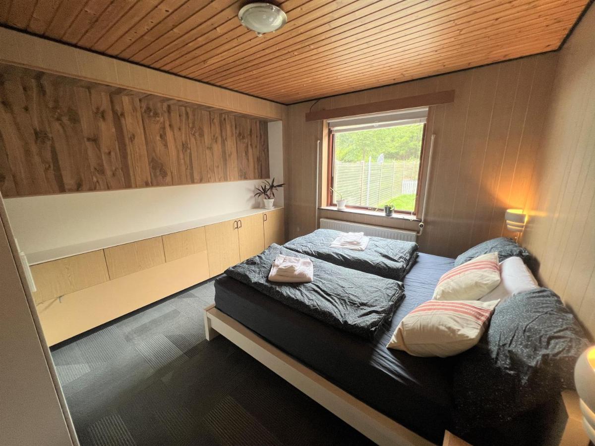 Villa The Yellow House, 5mins Drive, 3br With Free Parking, Fast Fiber Internet